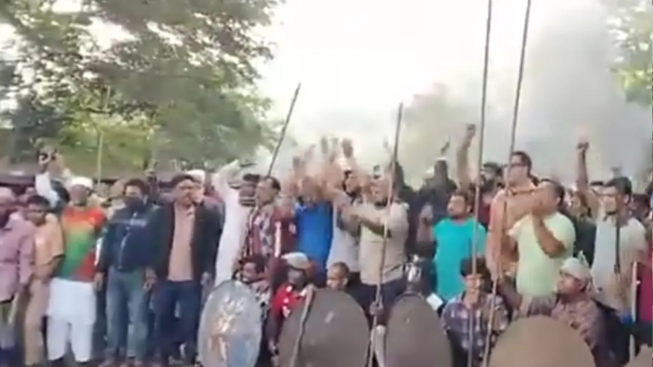 ফরিদপুরে মহাসড়কে আ.লীগের অস্ত্রসহ মহড়া, স্থবির যান চলাচল